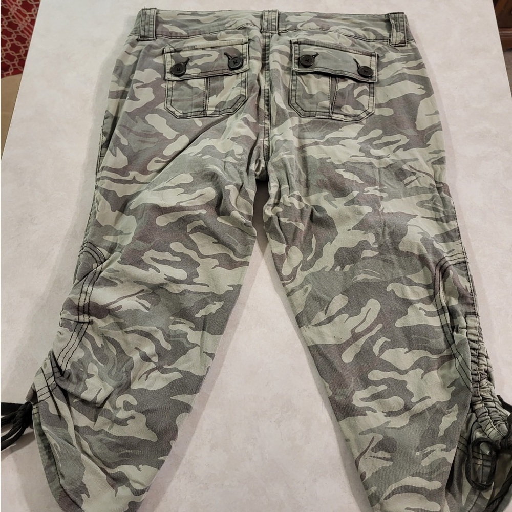Y2K LEI Junior Size 9 Green Camouflage Capri Cargo Pants